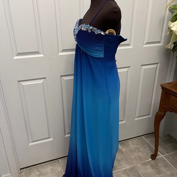 DEB    PROM Gorgeous blue, and sparkly dress.  SIZE:7/8 - Picture 3 of 6